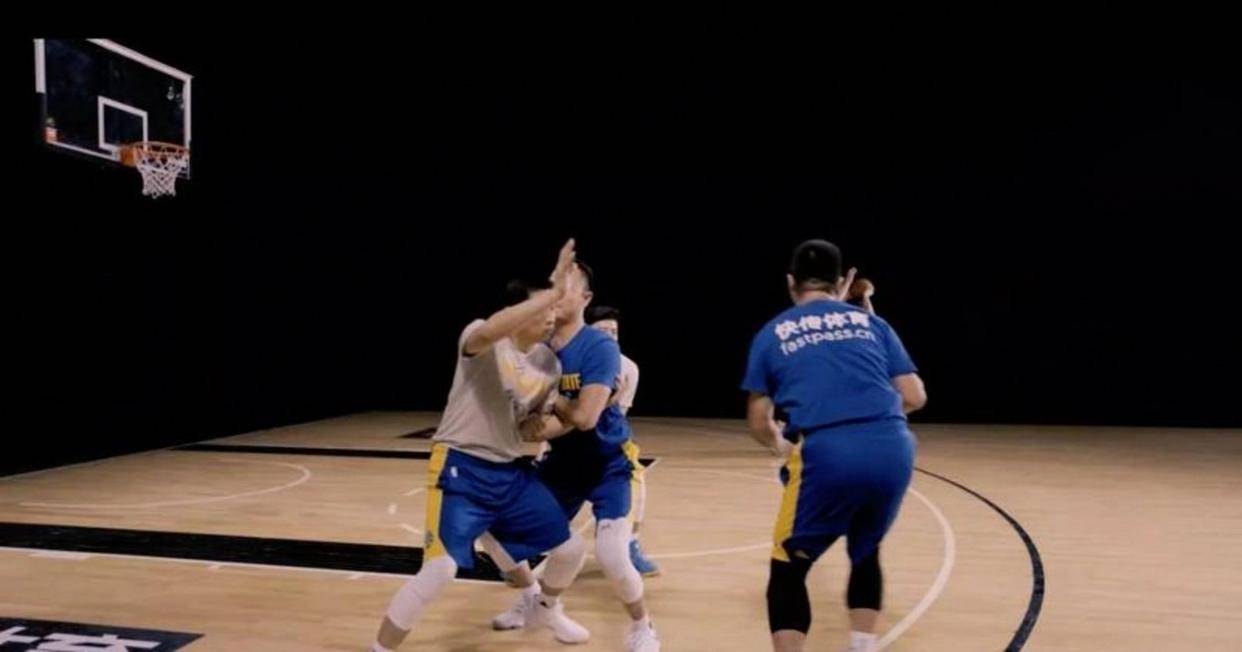 詹姆斯应放下面子主动呼叫挡拆，体前运球加面框急停技术虽华丽，能力仅适合表演对抗强度瞬间显疲态