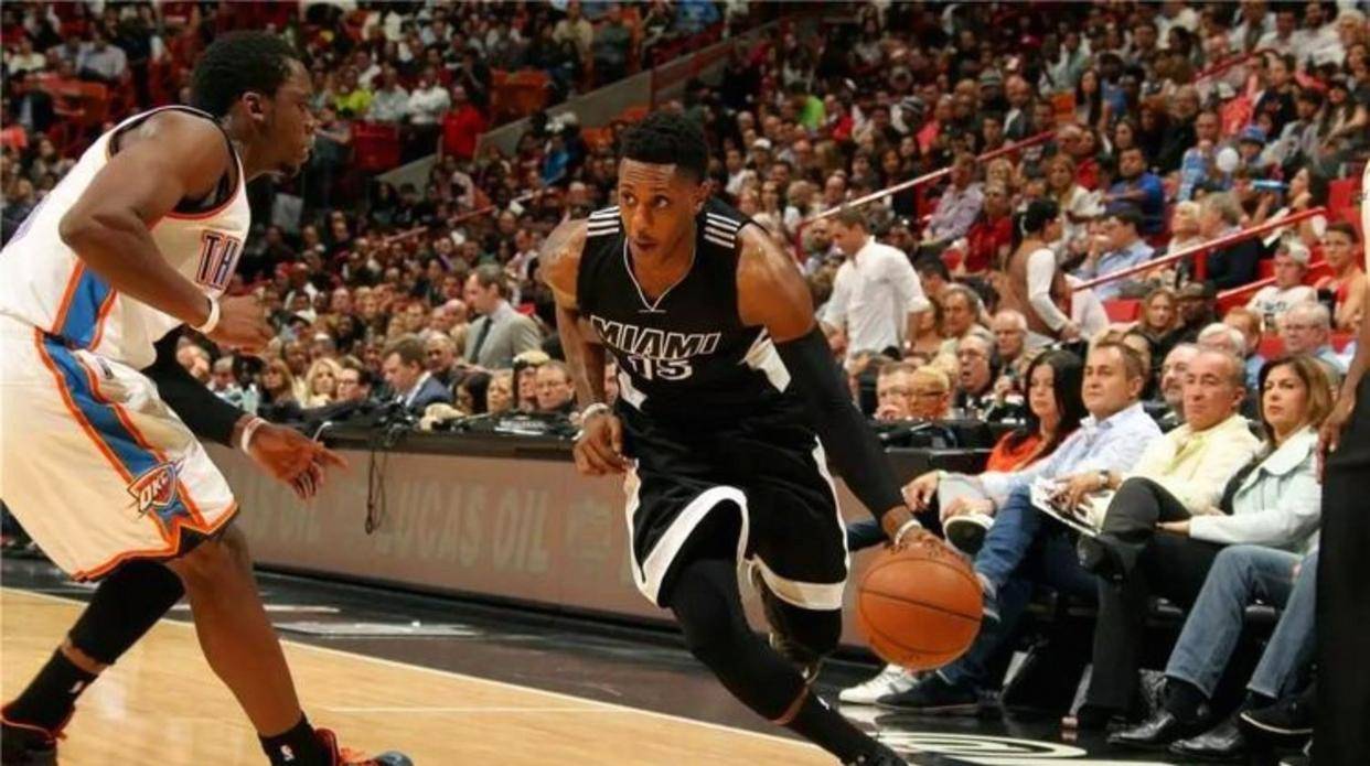 詹姆斯应放下面子主动呼叫挡拆，体前运球加面框急停技术虽华丽，能力仅适合表演对抗强度瞬间显疲态