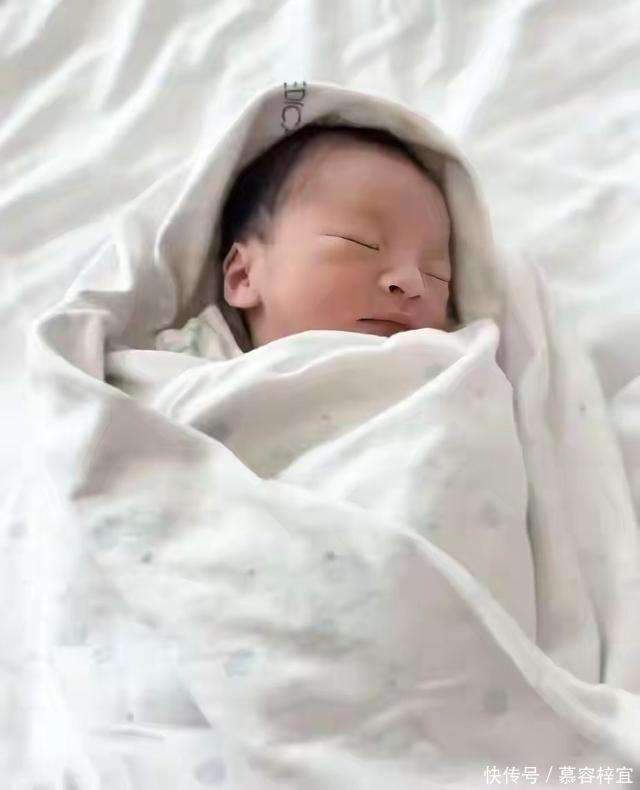 笑喷了！汪大爷能屈能伸，积极配合张兰，小孙孙出生详情曝光