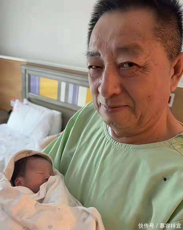 笑喷了！汪大爷能屈能伸，积极配合张兰，小孙孙出生详情曝光